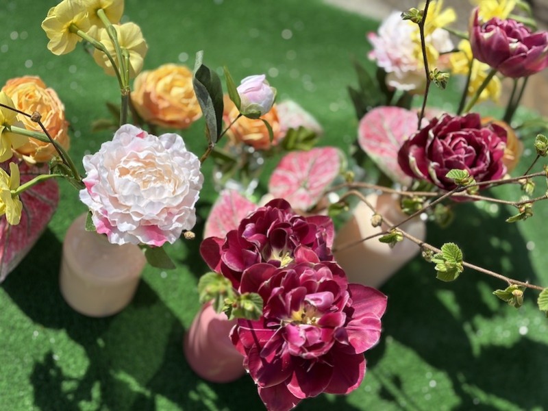 Le combo fausses fleurs & fleurs naturelles fonctionne !