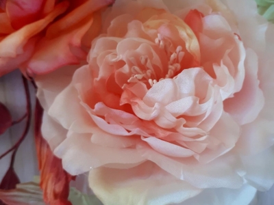 La fleur artificielle : dénigrée, mal aimée… et pourtant si précieuse